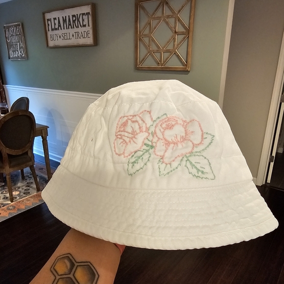 Vintage 90's Y2K White Cotton Floral Embroidered Bucket Hat Boho Cottage Coquett - Picture 1 of 5